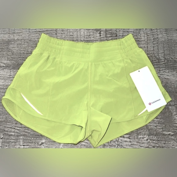 NWT✨Lululemon Hotty Hot Low-Rise Lined Short 2.5" Sz 10 Retail $68 Yellow Green - Picture 2 of 4